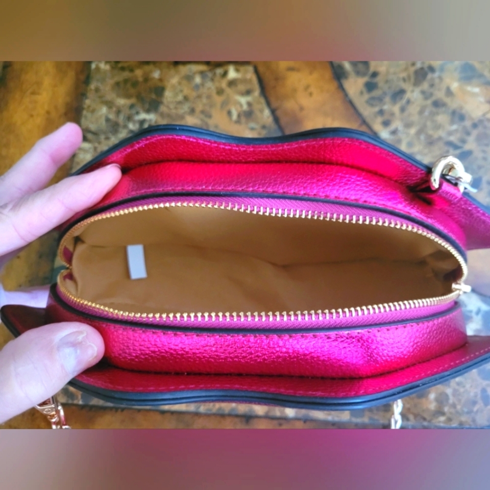 Gold and Pink Lip Crossbody Bag with Chain Strap - Picture 6 of 6